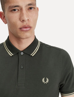 Polo Fred Perry Masculina Piquet Regular Beige Twin Tipped Verde