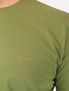 Camiseta King & Joe Masculina Good Day Logo Peito Verde Oliva
