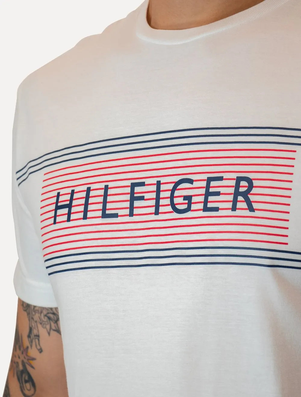 Camiseta Tommy Hilfiger Brand Love Chest Tee Branca