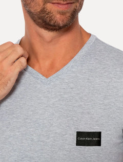 Camiseta Calvin Klein Jeans Masculina Gola V New Logo Dark Square Cinza Mescla