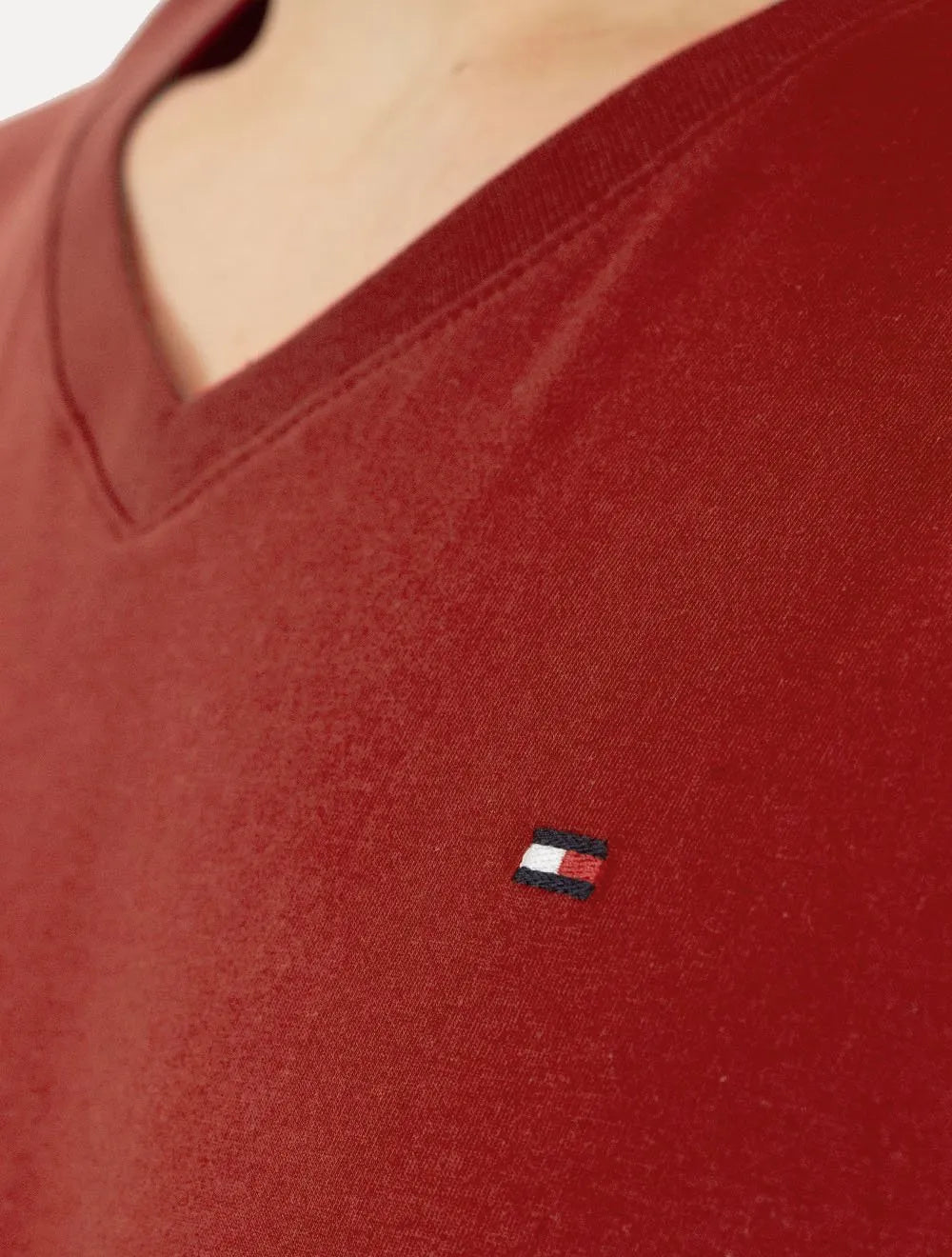 Camiseta Tommy Hilfiger Masculina Essential V-Neck Vermelho Escuro