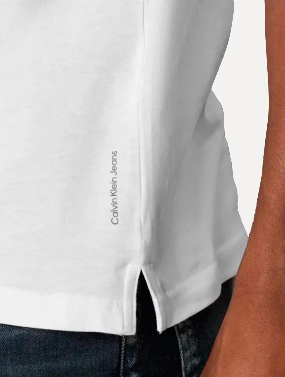Camiseta Calvin Klein Jeans Masculina Gola V Essentials Logo Lateral Branca