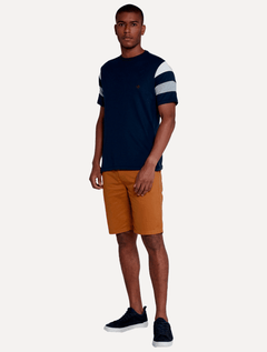 Bermuda Dudalina Masculina Sarja Chino Comfort Tinturada Cáqui