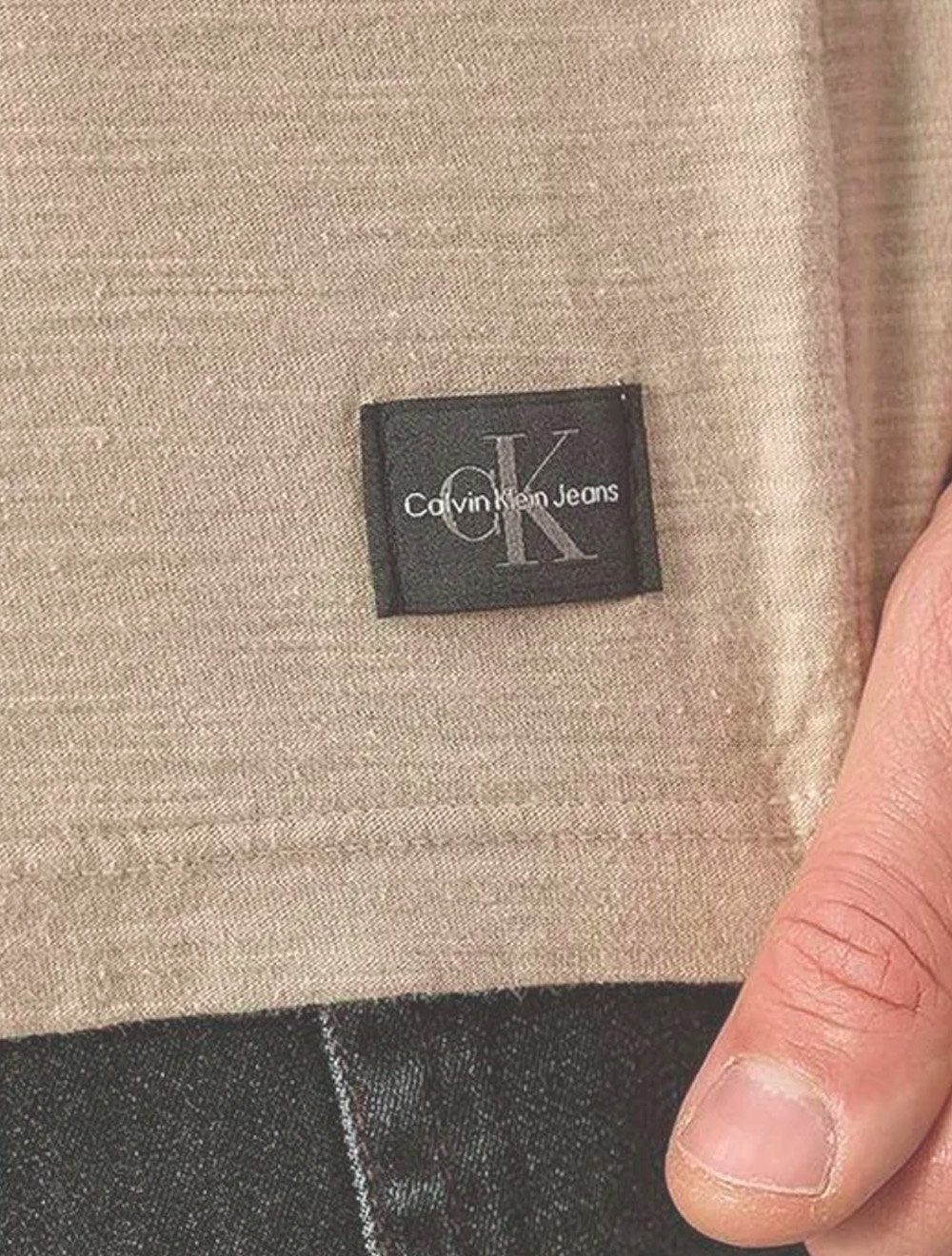 Camiseta Calvin Klein Jeans Masculina Flamê Etiqueta Cáqui Claro