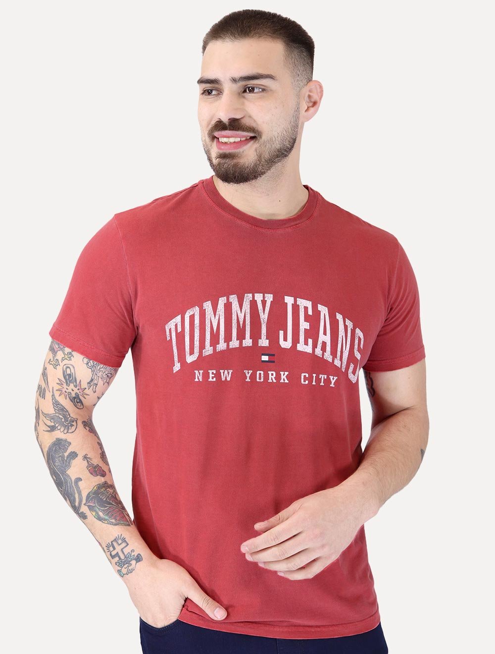 Camiseta Tommy Jeans Masculina Regular Logo Varsity Washed Bordô