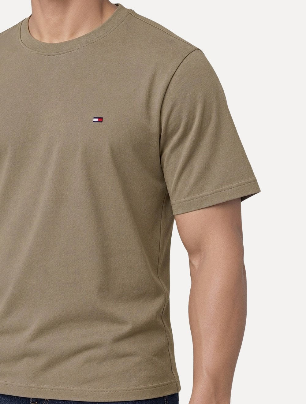 Camiseta Tommy Jeans Masculina Regular C-Neck Flag Marrom Médio