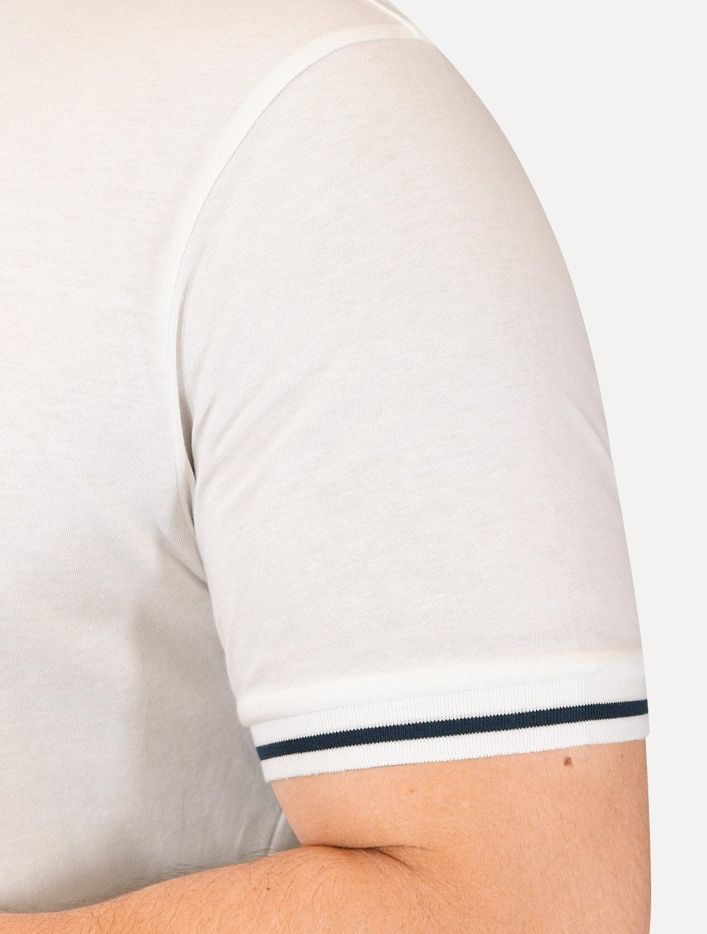 Camiseta Armani Exchange Masculina Regular Fit  Marca Gola Off-White