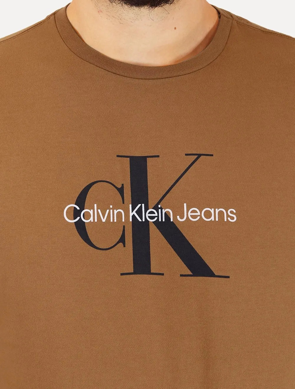 Camiseta Calvin Klein Jeans Masculina New Re Issue Frontal Logo Marrom 