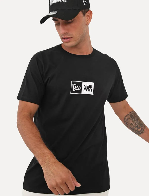 Camisetas com logo em destaque