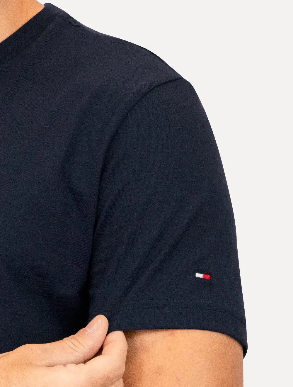 Camiseta Tommy Hilfiger Masculina Roundle Logo Chest Azul Marinho