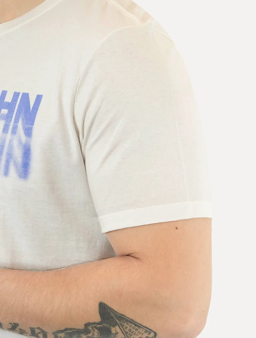Camiseta John John Masculina Regular Logo Shadow Repeat Off-White