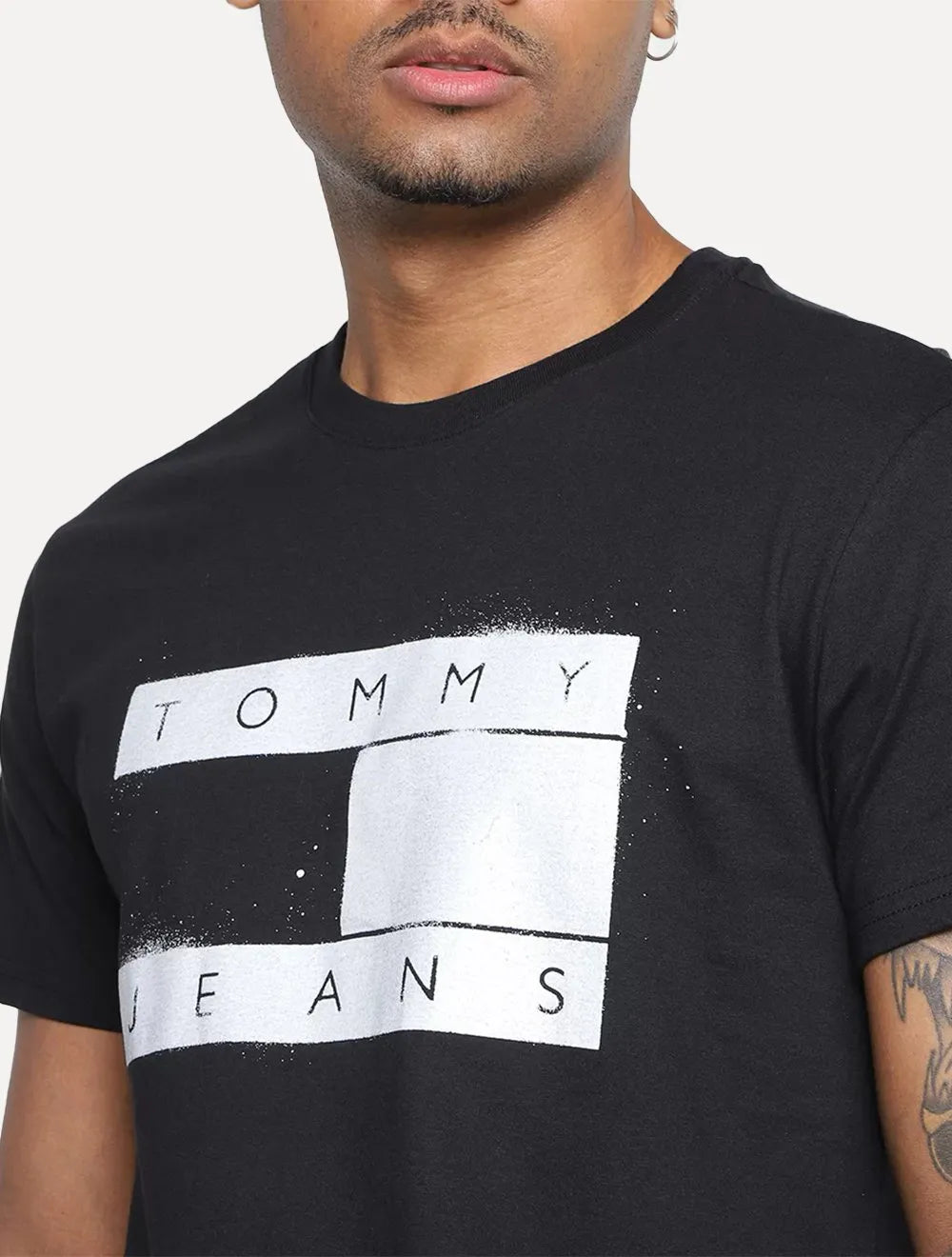 Camiseta Tommy Jeans Masculina Classic Spray Flag Preta