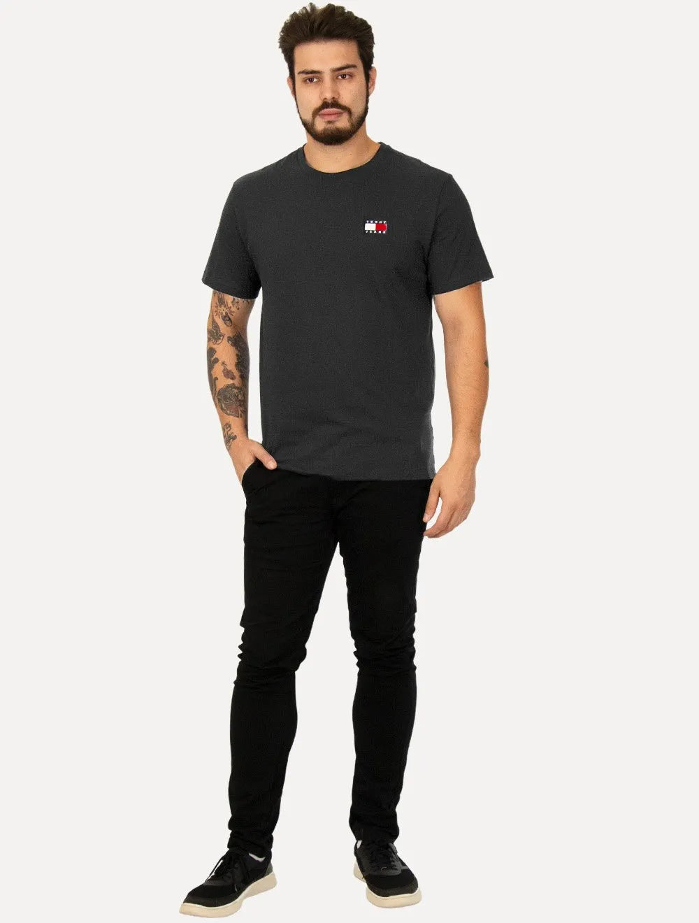 Camiseta Tommy Jeans Masculina Regular Med Flag Badge Preta