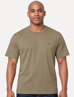 Camiseta Tommy Jeans Masculina Regular C-Neck Flag Marrom Médio