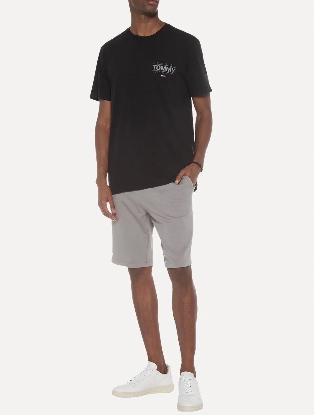 Camiseta Tommy Jeans Masculina Metallic Logo Chest Preta