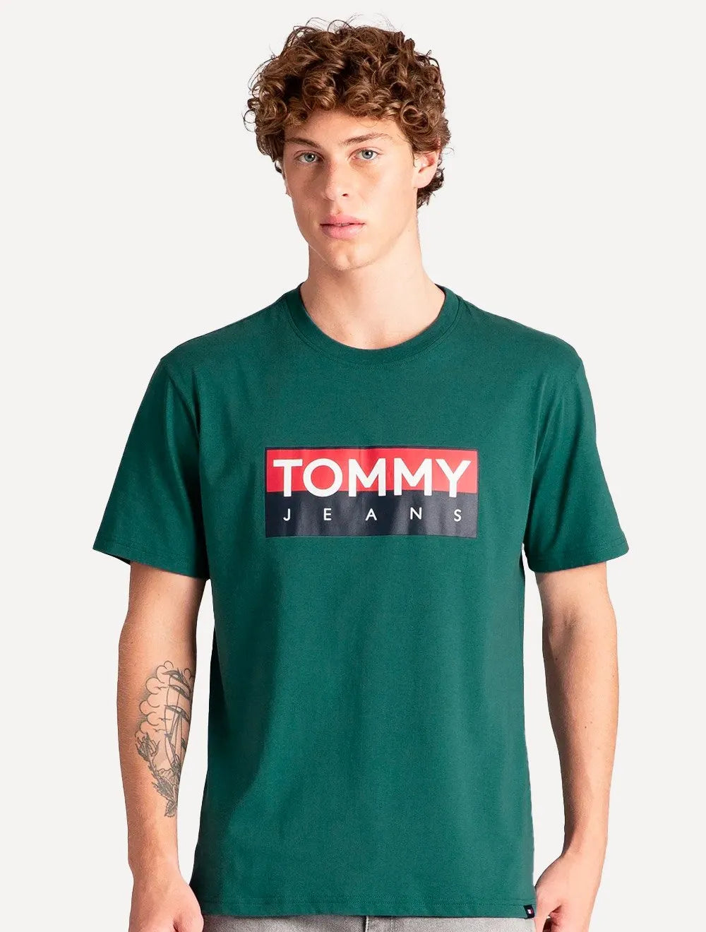 Camiseta Tommy Jeans Masculina Regular Entire Logo Verde Escuro