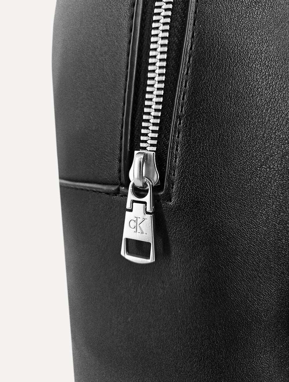 Mochila Calvin Klein Jeans Masculina Lateral Re Issue Logo Preta