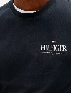 Camiseta Tommy Hilfiger Masculina Stack Poster Logo Azul Marinho
