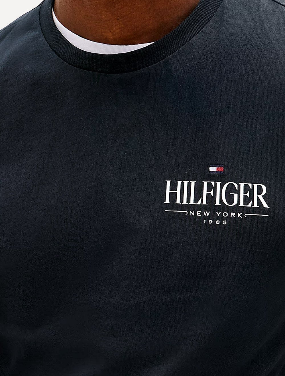 Camiseta Tommy Hilfiger Masculina Stack Poster Logo Azul Marinho
