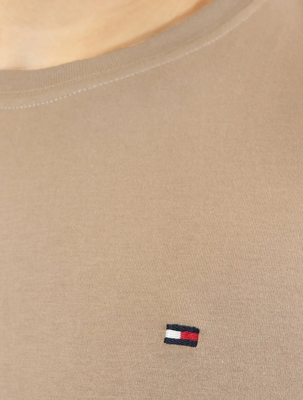 Camiseta Tommy Hilfiger Masculina Regular Fit Tee Solid Logo Marrom Claro