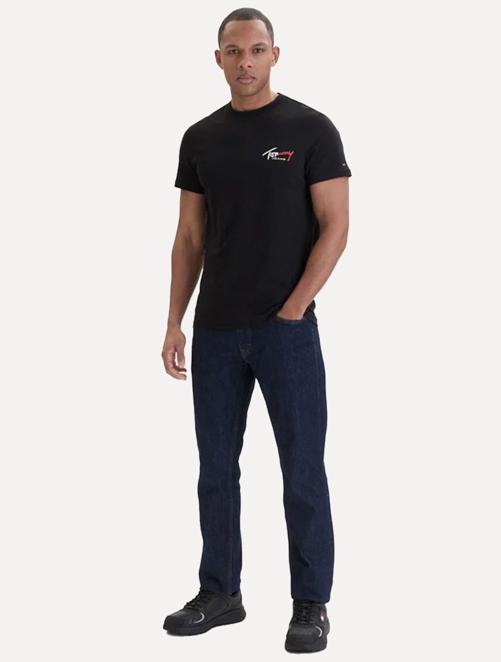 Camiseta Tommy Jeans Masculina Regular Sign Chest Preta