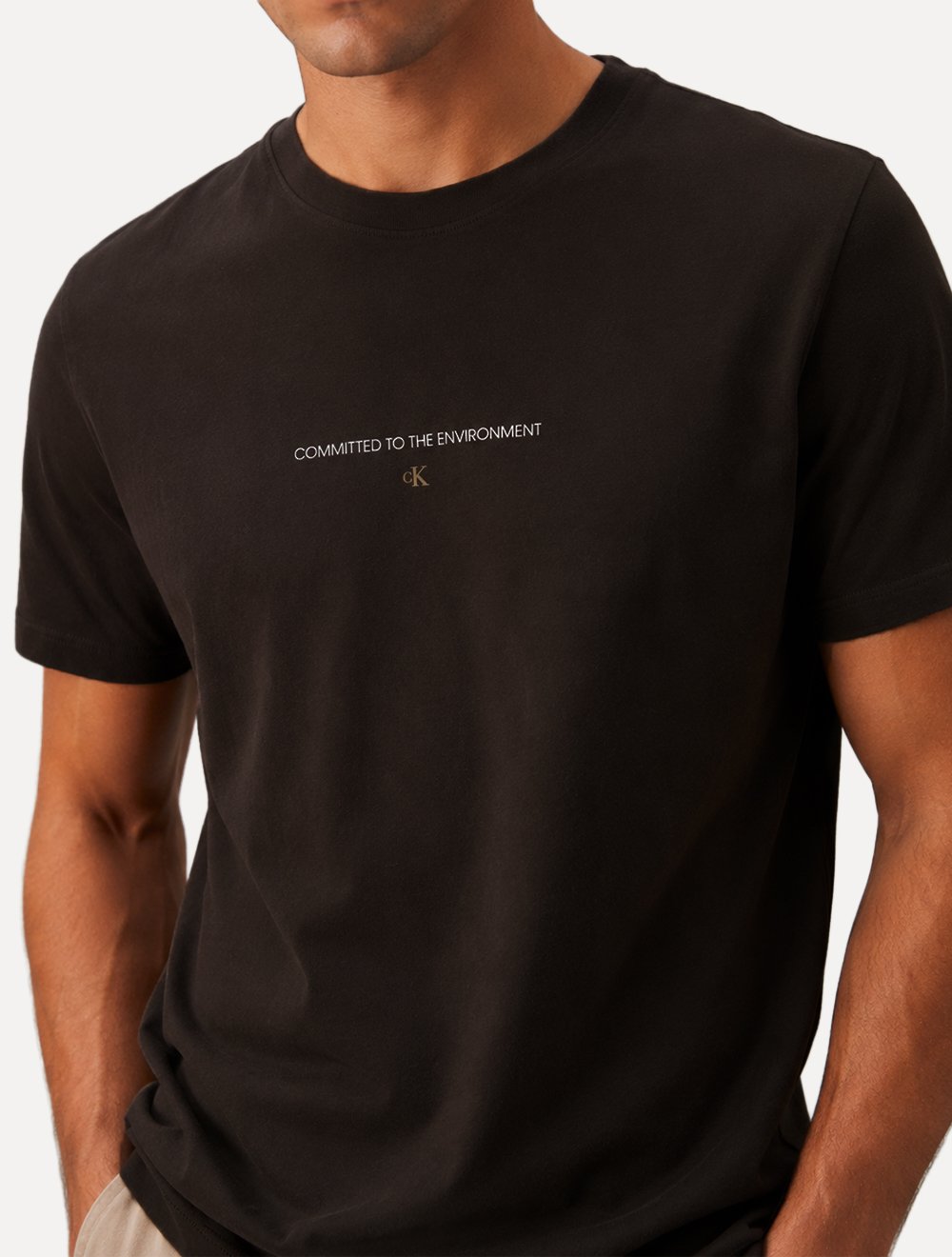 Camiseta Calvin Klein Jeans Masculina Committed to the Environment Marron Escuro