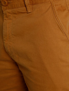 Bermuda Dudalina Masculina Sarja Chino Comfort Tinturada Cáqui