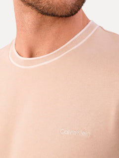 Camiseta Calvin Klein Masculina Gola Alta Friso Logo Bordado Cáqui Claro