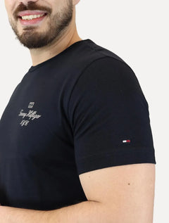 Camiseta Tommy Hilfiger Masculina Outline Flag Script Azul Marinho