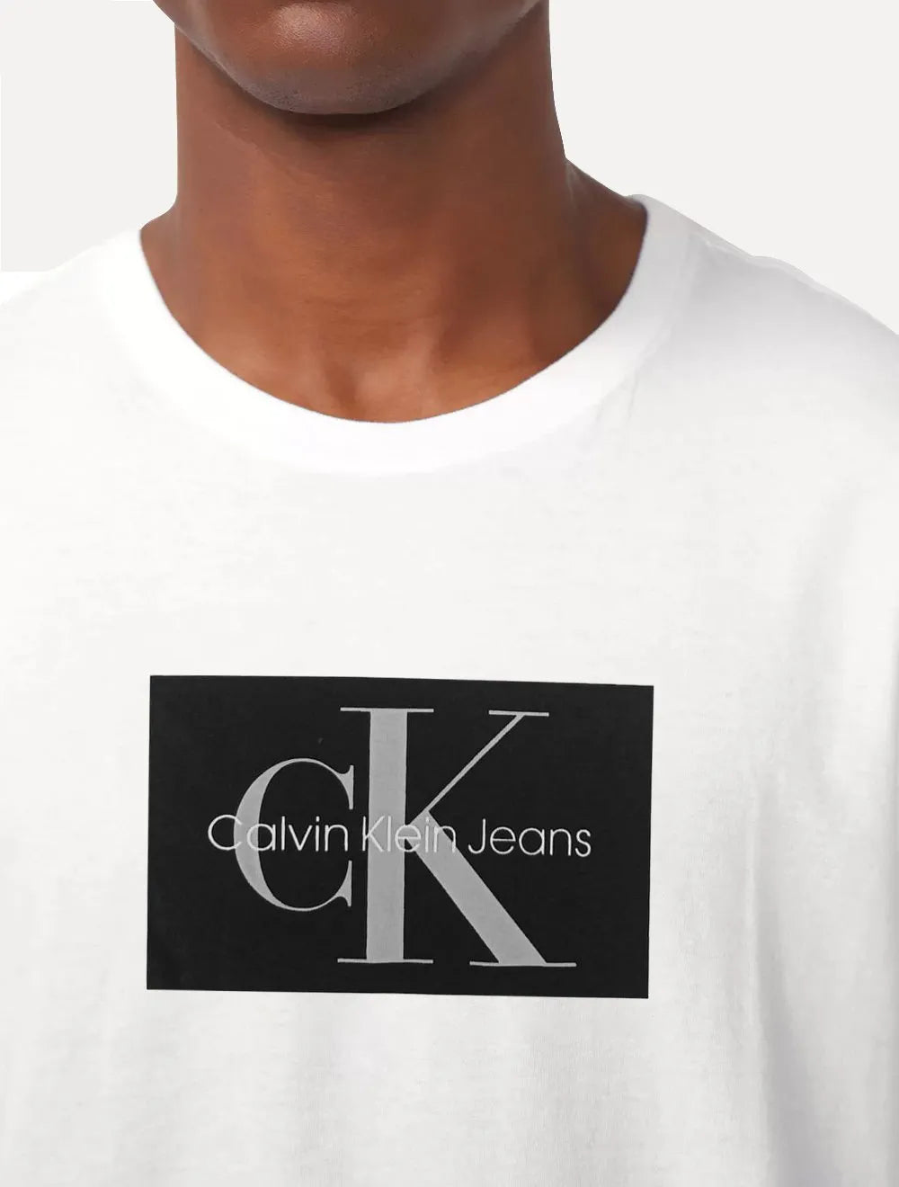 Camiseta Calvin Klein Jeans Masculina Issue Logo Dark Block Branca