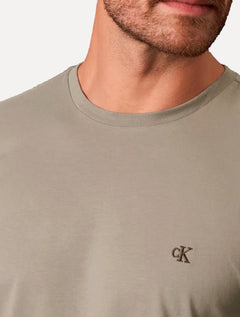 Camiseta Calvin Klein Jeans Masculina CK Bordado Peito Cáqui Médio