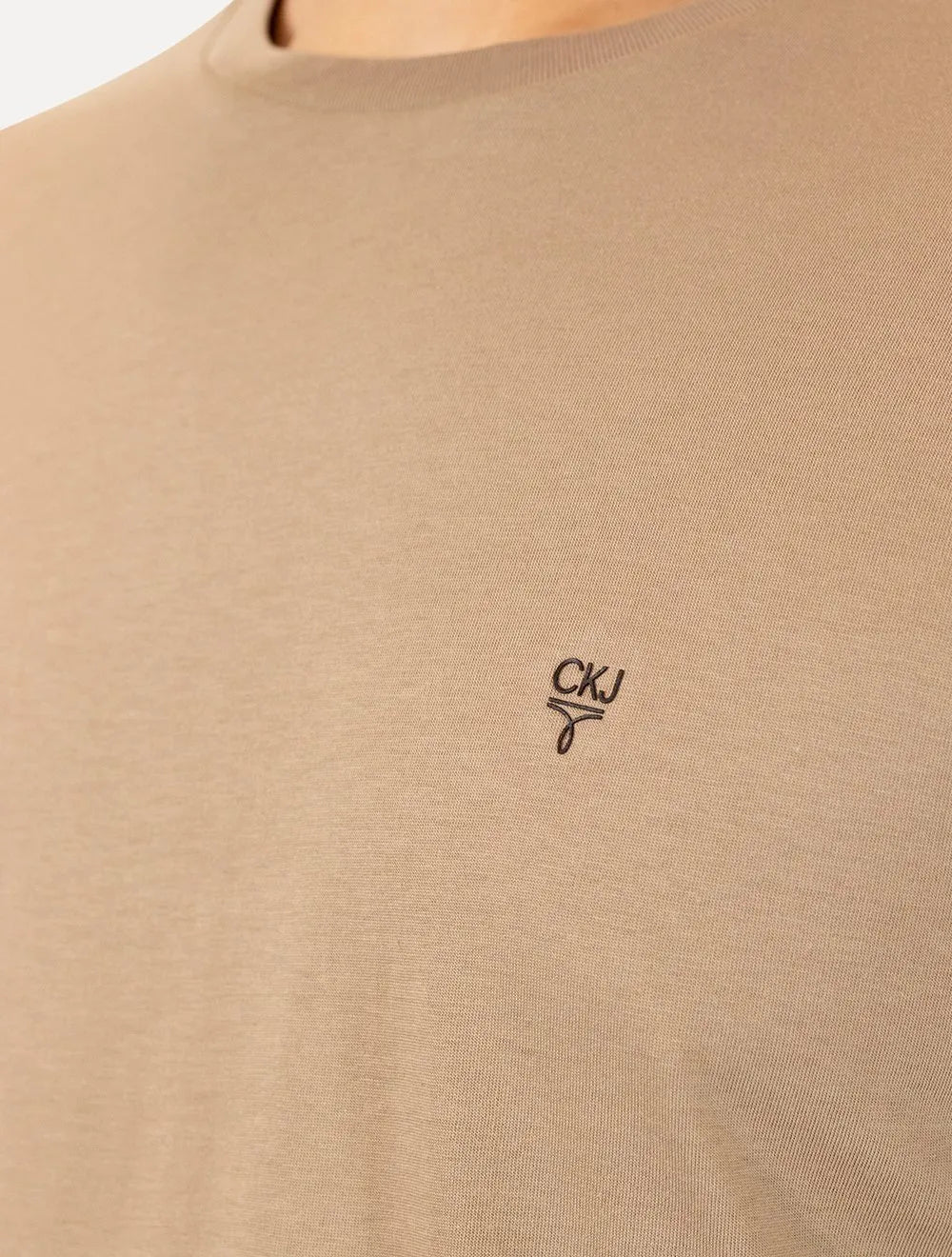Camiseta Calvin Klein Jeans Masculina Dark Omega Relevo Caqui Médio