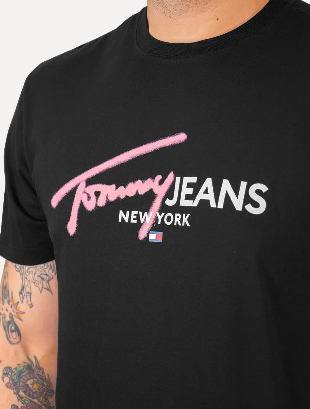 Camiseta Tommy Jeans Masculina Regular Spray Pop Logo Preta