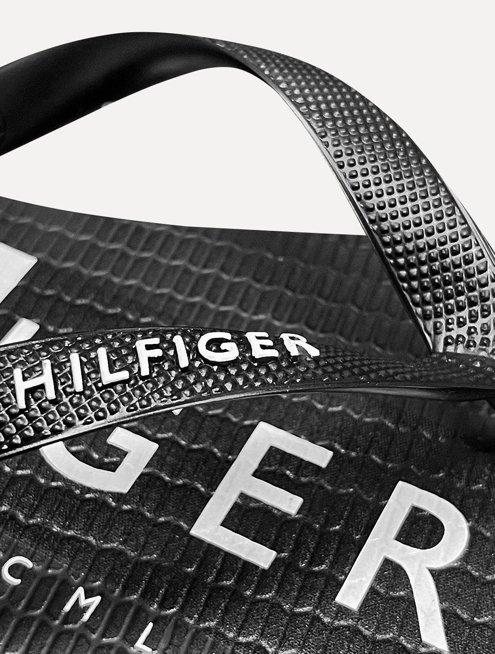 Chinelo Tommy Hilfiger Silk Flag Black & White Logo Beach Rubber Preto