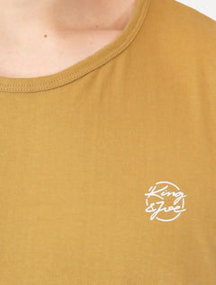 Regata King & Joe Masculina Logomania Circle Script Peito Marrom