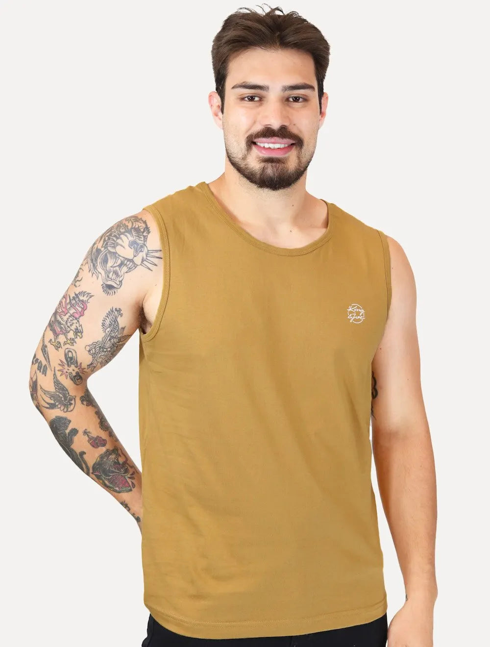 Regata King & Joe Masculina Logomania Circle Script Peito Marrom