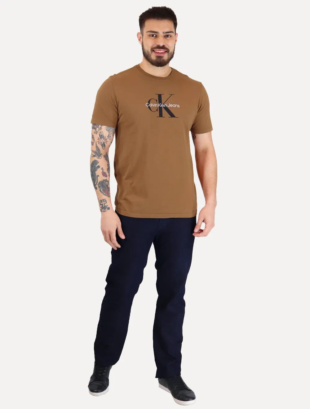 Camiseta Calvin Klein Jeans Masculina New Re Issue Frontal Logo Marrom 