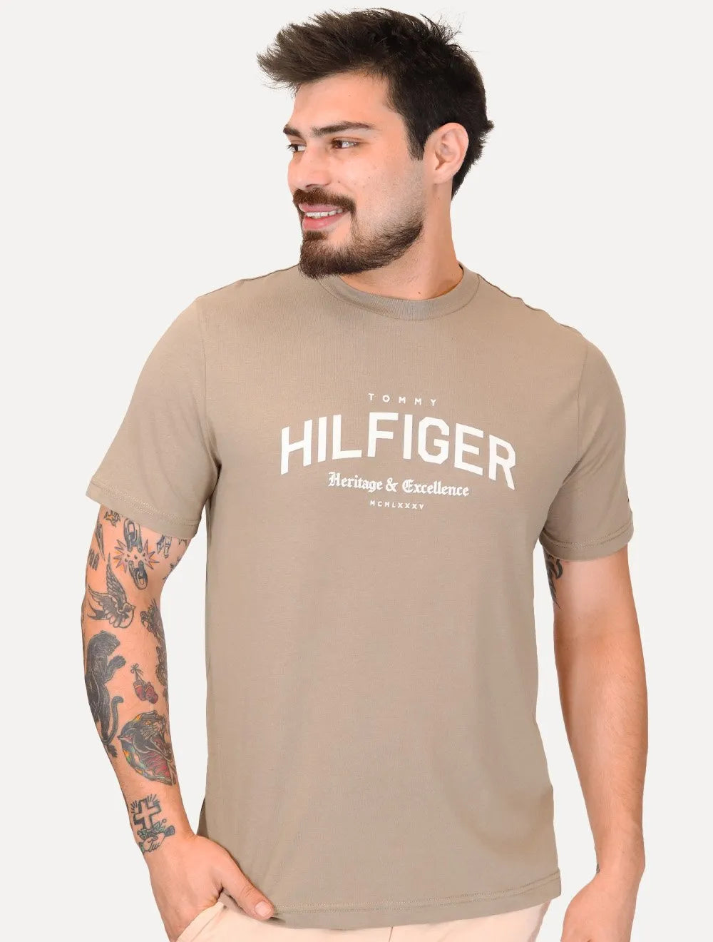 Camiseta Tommy Hilfiger Masculina Regular Logo Arch Marrom Claro