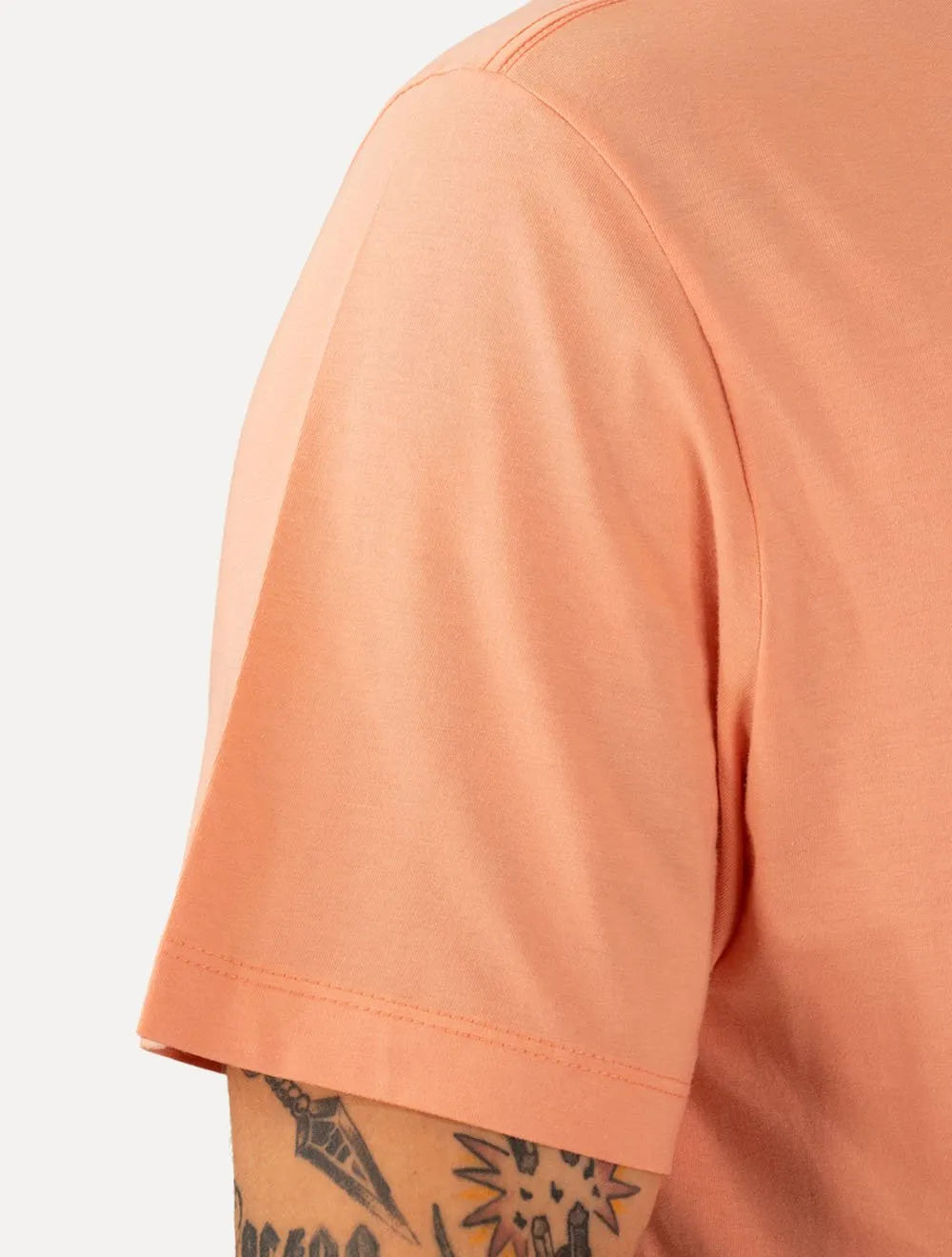 Camiseta Individual Masculina Comfort Cadeira Bar Laranja Claro