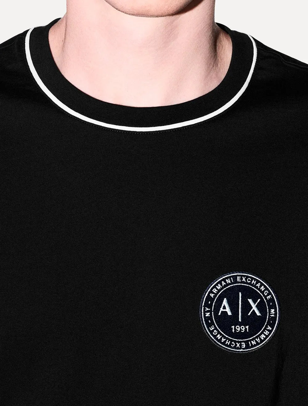 Camiseta Armani Exchange Masculina Regular Fit Patch Shield Logo Preta