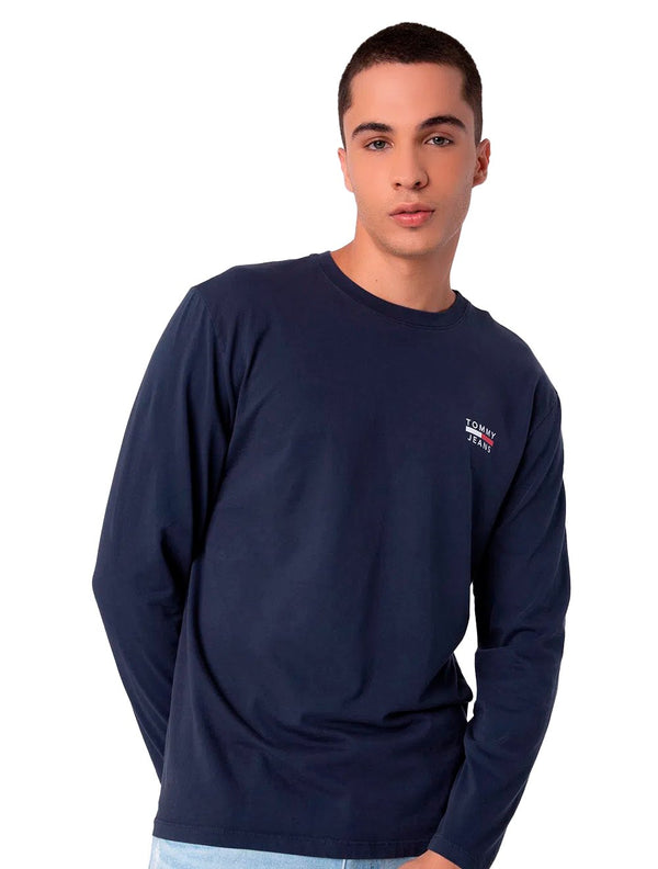 Blusas, jaquetas e tênis