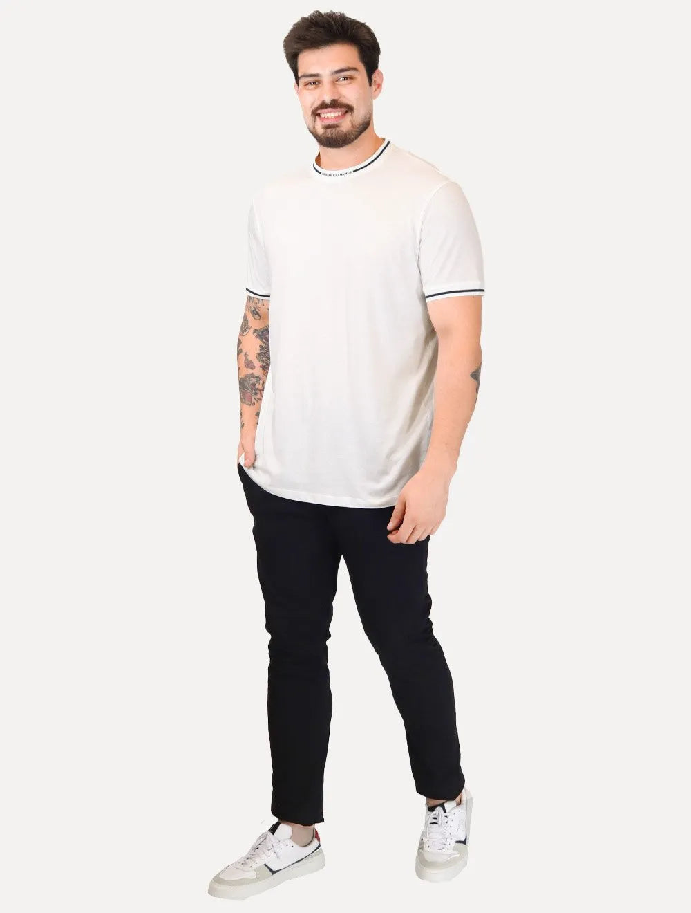 Camiseta Armani Exchange Masculina Regular Fit  Marca Gola Off-White