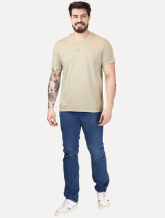 Camiseta Guess Masculina Rubber Est.1981 Stoned Cáqui Médio