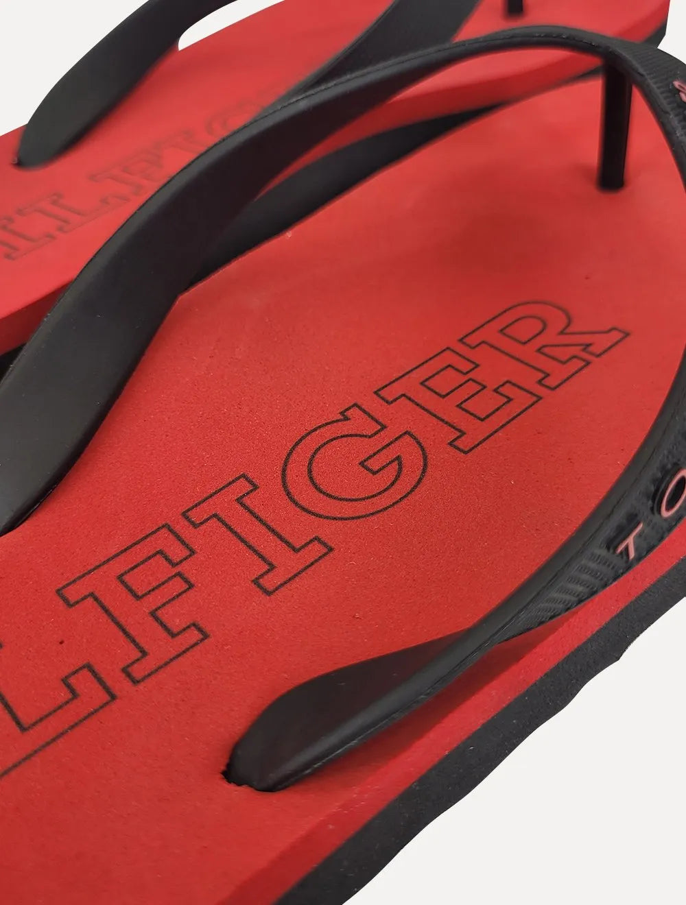 Chinelo Tommy Hilfiger Brad 8R Rubber Beach Preto/Vermelho