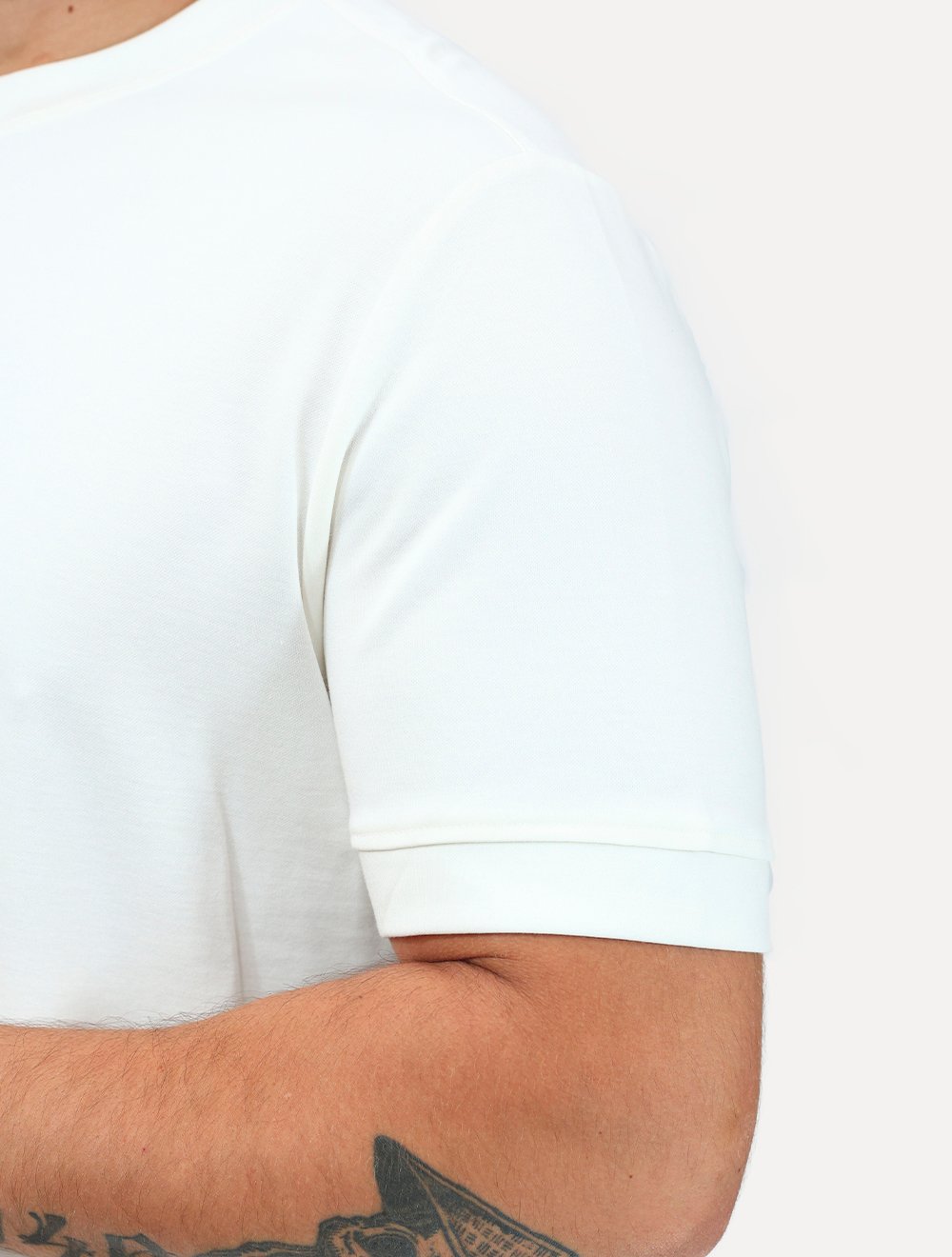 Camiseta Dixen Over Recorte Estruturado na Manga Branca