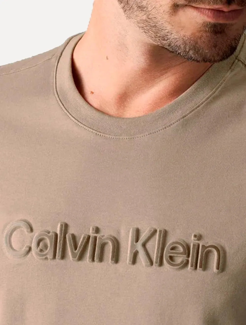 Camiseta Calvin Klein Masculina Embossing Logo Relevo Caqui Médio
