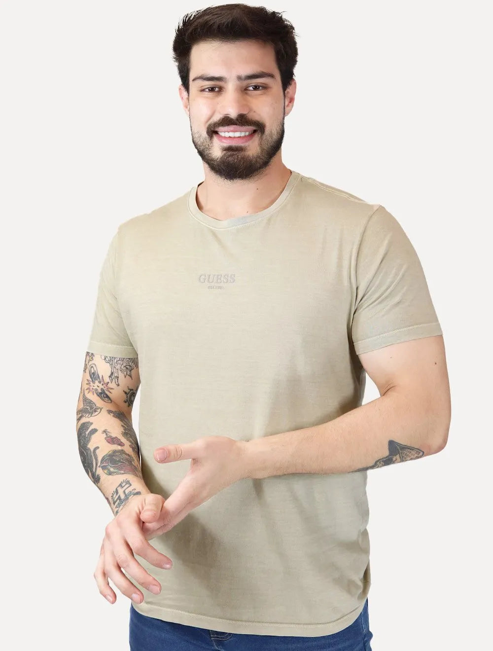 Camiseta Guess Masculina Rubber Est.1981 Stoned Cáqui Médio