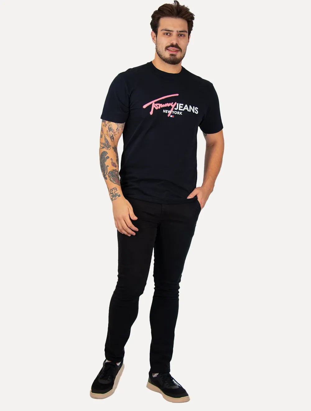 Camiseta Tommy Jeans Masculina Regular Spray Pop Logo Preta