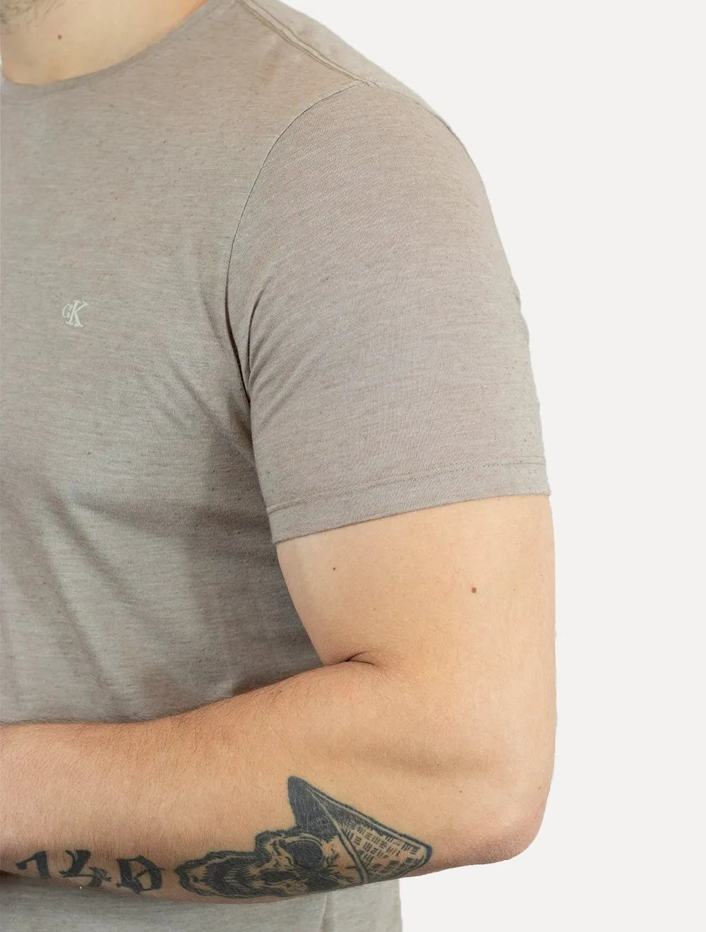 Camiseta Calvin Klein Jeans Masculina CK Bordado Peito Cáqui Mescla