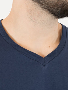 Camiseta Colcci Masculina V-Neck Logo Minimalista Azul Marinho